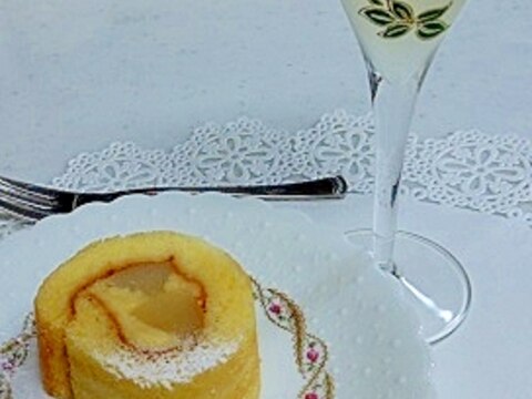 桃とカスタード・クリームのふわふわロールケーキ